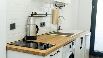 Deluxe-dobbeltværelse - balkon - byudsigt | Privat tekøkken | Minikøleskab, kogeplade, elkedel, køkkentøj/tallerkener/redskaber