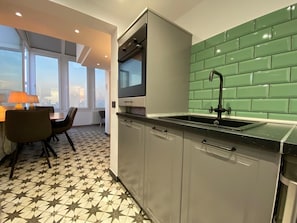 Refrigerador, microondas, horno y parrilla de estufa 