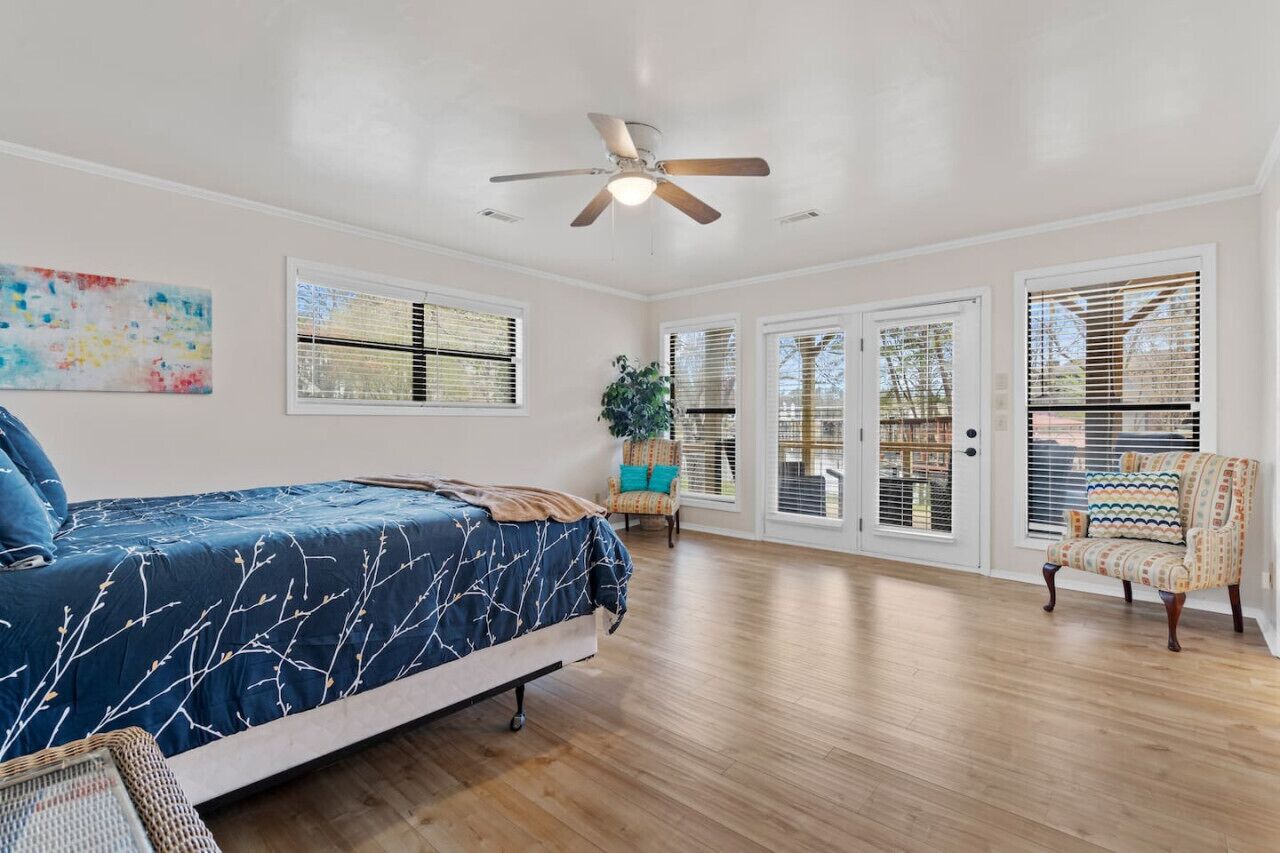 4 bedrooms, iron/ironing board, WiFi, bed sheets