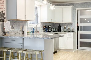 Fridge, microwave, oven, stovetop - Unbeatable Outdoor Lake Living (Hot Springs)