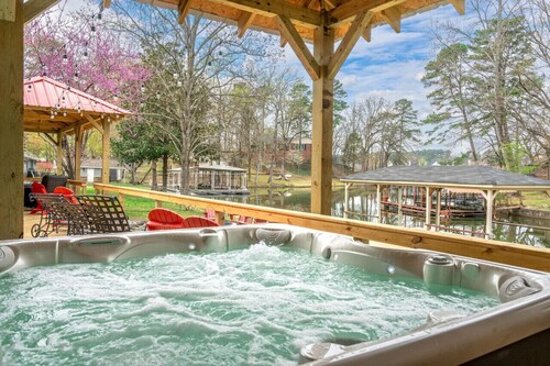 Unbeatable Outdoor Lake Living