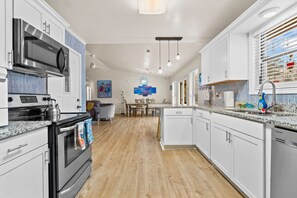 Jääkaappi, mikroaaltouuni, uuni, liesi