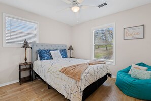 4 bedrooms, iron/ironing board, WiFi, bed sheets - Unbeatable Outdoor Lake Living (Hot Springs)