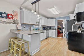 Kylskåp, mikrovågsugn, ugn och spishäll