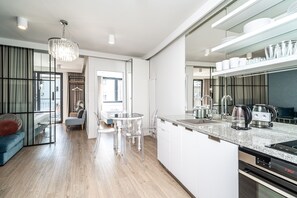 Departamento Confort | Cocineta privada | Refrigerador, parrilla de estufa, cafetera y tetera y tetera eléctrica