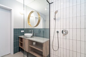 Departamento Confort | Baño | Regadera, toallas, jabón, shampoo 