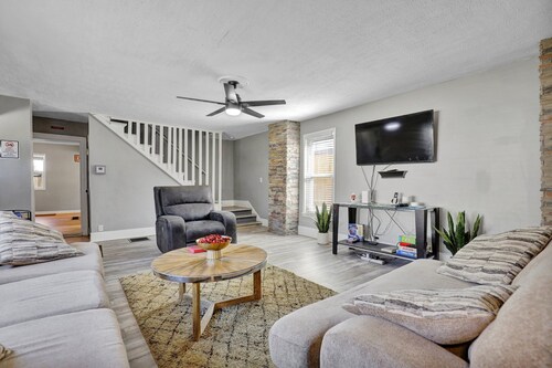 5 Bedroom 7 Beds Cozy and Spacious Home