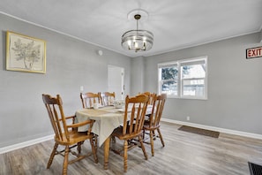 Dining - 5 Bedroom 7 Beds Cozy and Spacious Home (Lansing)