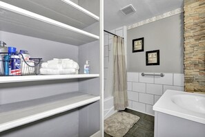 Haartrockner, Handtücher, Seife, Shampoo