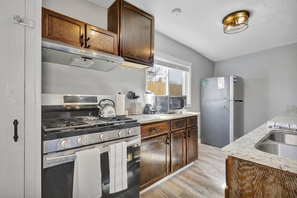 Frigorífico, microondas, placa de cocina y lavavajillas