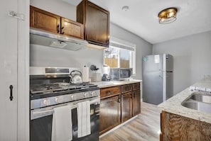 Fridge, microwave, stovetop, dishwasher - 5 Bedroom 7 Beds Cozy and Spacious Home (Lansing)