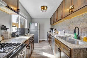 Kjøleskap, mikrobølgeovn, kokeplater og oppvaskmaskin