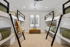 9 bedrooms, desk, iron/ironing board, travel crib - Harvest Haven: Desert Color Lagoon + Beaches (St. George)