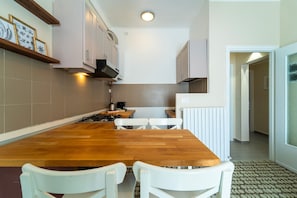 Kühlschrank, Wasserkocher, Toaster, Kochgeschirr/Geschirr/Besteck