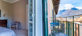 Lotus Apartment with Lakeview by Wonderful Italy