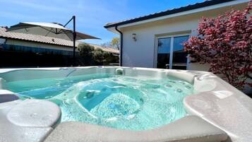 Bain à remous extérieur