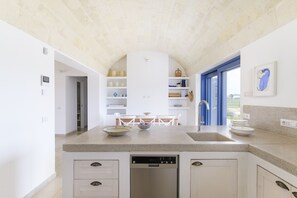 Fridge, microwave, oven, dishwasher - Casa Blue con piscina by Wonderful Italy (Ostuni)
