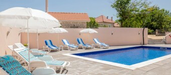 Charming Villa Nina With Pool