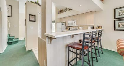 Steps to Branson Strip: Condo w/ Sunroom