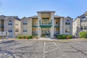 Apartment (3 Bedrooms) | Interior - Steps to Branson Strip: Condo w/ Sunroom (Branson)
