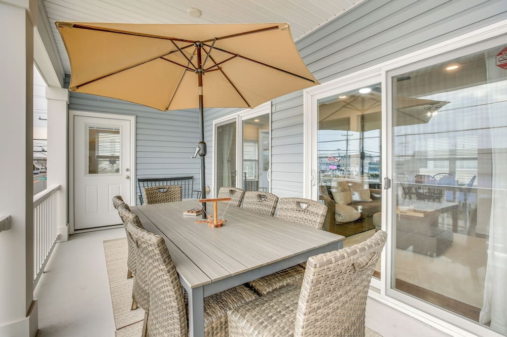 The Kraken Wildwood Townhome: 1/2 Mi to Beach!