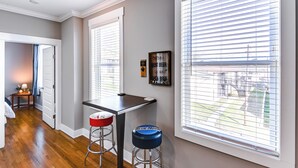 Cocina con barra, ventanas amplias y puerta que da a otra habitación.