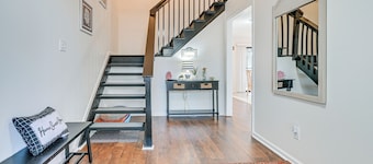 3 Mi to Surfside Beach & Pier: Townhome w/ Balcony