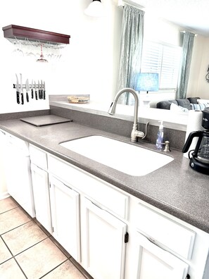 Townhome, 1 Bedroom | Private kitchen