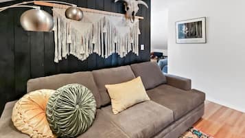 Televisión y chimenea