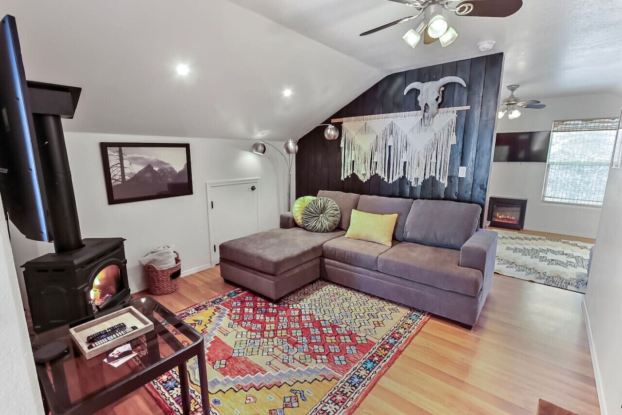 Televisión y chimenea 