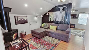 Televisión y chimenea