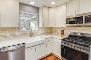 House (2 Bedrooms) | Interior - Renovated Home in The Villages w/ Lanai, Golf Cart (The Villages)