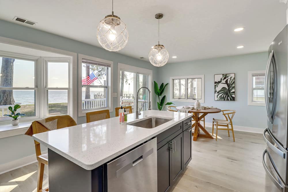 Bayfront Maryland Retreat w/ Deck, Near Beaches! - Galesville, MD