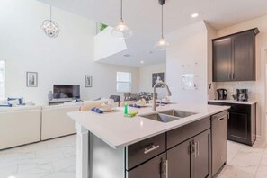 House, 5 Bedrooms | Private kitchen | Microwave, dishwasher, cookware/dishes/utensils - Beautiful 5 Bed Family Home With Game Room 5 Bedroom Home by RedAwning (Kissimmee)