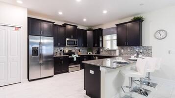 Condo, 6 quartos | Cozinha privada | Micro-ondas, fogão, cooktop, lava-louças