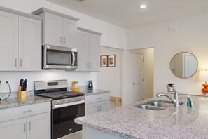 Casa, 5 habitaciones | Cocina privada | Microondas, lavavajillas y utensilios de cocina 