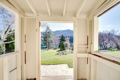 Idyllic Rock Island Home w/ Columbia River Views