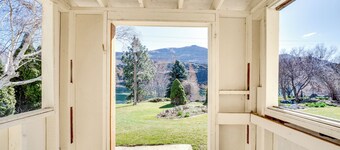 Idyllic Rock Island Home w/ Columbia River Views
