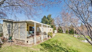 A single-story house with a covered patio, a fenced yard, and a well-maintained lawn. - Idyllic Rock Island Home w/ Columbia River Views (Rock Island)