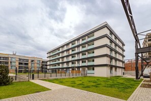 Exterior - Colorful Apartment • Balcony • Free Parking (Praha 7)