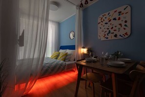 1 habitación, escritorio, tabla de planchar con plancha y cuna de viaje 