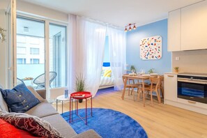 Smart TV, books - Colorful Apartment • Balcony • Free Parking (Praha 7)