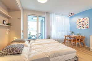 1 bedroom, desk, iron/ironing board, travel cot - Colorful Apartment • Balcony • Free Parking (Praha 7)