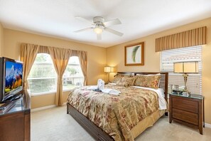 6 bedrooms, free WiFi, bed sheets - Spacious And Relaxing Home With South Facing Pool 6 Bedroom Home by RedAwning (Davenport)