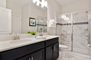 Apartamento, varias habitaciones | Baño | Toallas