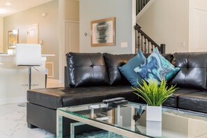 Apartamento, varias habitaciones | Zona de estar