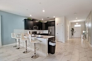 Apartamento, varias habitaciones | Cocina privada | Microondas y lavavajillas