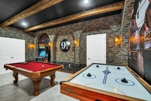 Maison, plusieurs chambres | Salle de jeux