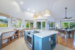 Kylskåp, mikrovågsugn, ugn och spishäll