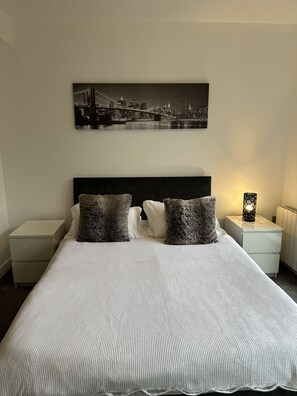 1 slaapkamer, een bureau, een strijkplank/strijkijzer, wifi